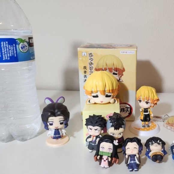 Demon slayer manga books, plushie and action figures - Picture 3 of 12